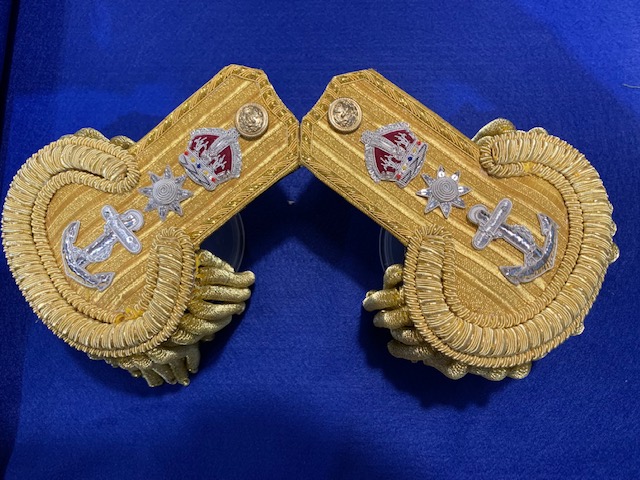 epaulettes